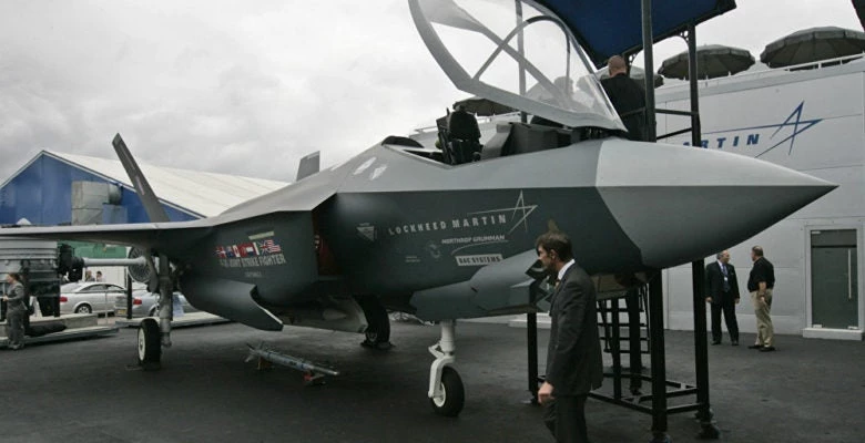 Έχουν ξεφύγει οι Αμερικανοί – Ο πρέσβης στη Βρετανία ζήτησε να μειωθούν οι δαπάνες σε υγεία και παιδεία για να αγοραστούν περισσότερα F-35